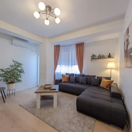 Stylish Sunrise - Balcony & Parking * 布加勒斯特
